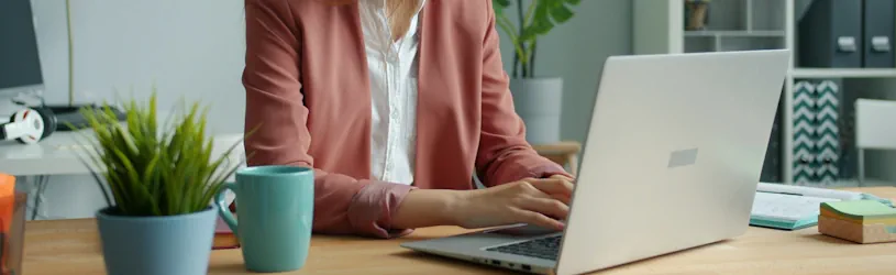 Detektive ermitteln beim Verdacht auf Soldaten Romance Scam.