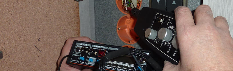 Abhörgeräte finden - Techniker führt eine TF Messung durch 