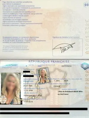 Vermeintlich gefälschte Personalausweise werden als Sicherheit übergeben. Der gefälschte Pass einer Betrügerin