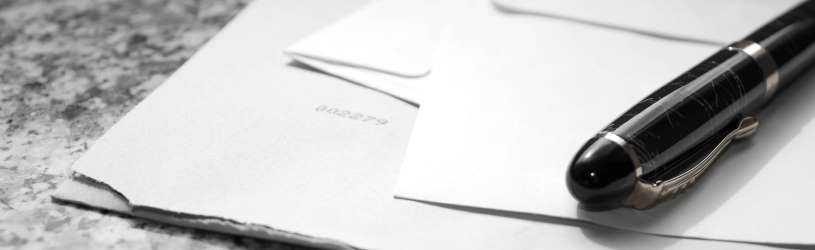 Spezialisten prüfen Fingerabdrücke auf anonymen Briefen