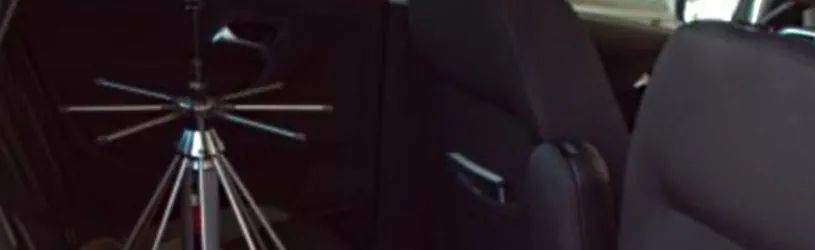 Omnidirektionale Antenne bei der Suche nach GPS Sendern in Autos. Untersuchung auf Abhörgeräte und GSM Ortungssysteme in Autos durch omnidirektionale Antenne