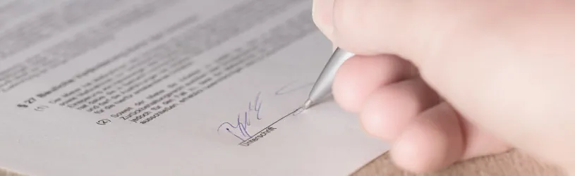 Das Arbeitsrecht besagt: Eine GPS-Überwachung kann erlaubt sein, wenn die Mitarbeiter zustimmen.