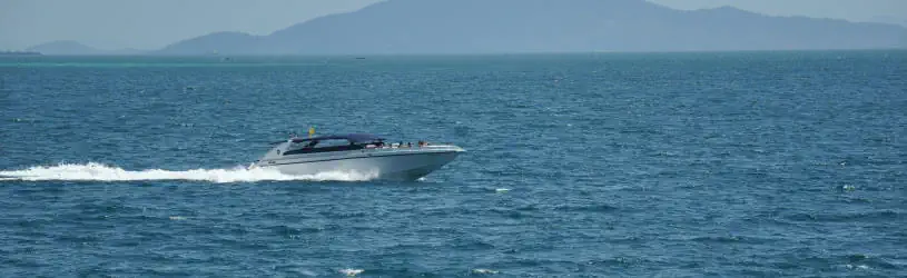 Der Betrüger fährt angeblich gerne Motorboot.