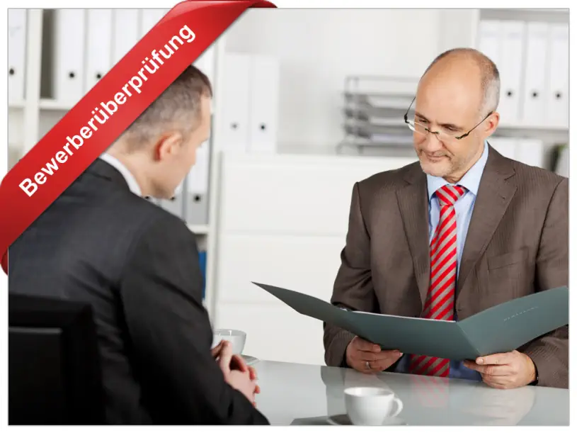 Arbeitgeber überprüfen Zeugnisse bei Bewerberüberprüfung. Bewerberüberprüfung beim Einstellungsgespräch.
