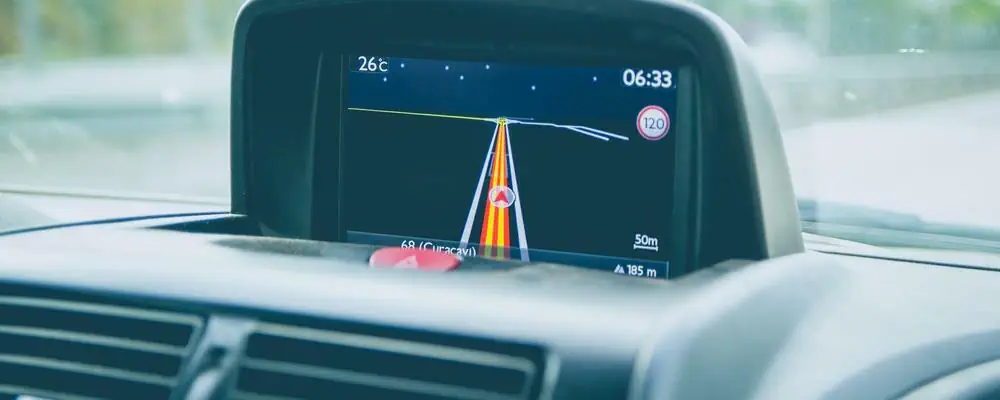 Feststellung von vergangenen Fahrtzielen durch Auslesen des Navigationsgeräts.