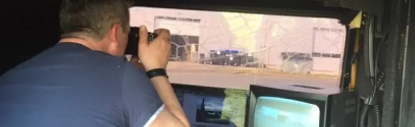 Dedektiv bei der Observation in einem Basisfahrzeug.