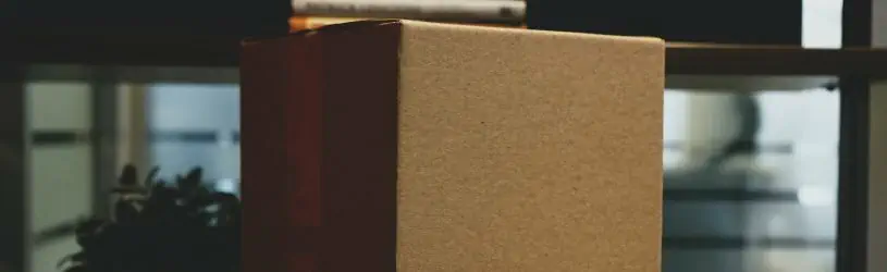 Der Betrüger verschickt angeblich Paktete