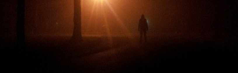 Stalking Opfer - Stalker verfolgt sein Opfer in der Nacht