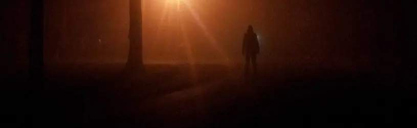 Stalking Opfer - Stalker verfolgt sein Opfer in der Nacht