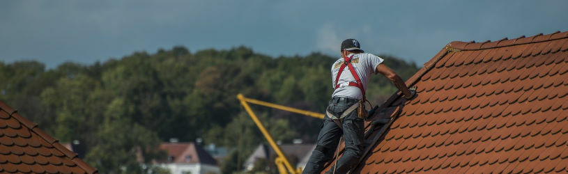 Detektiv übeführt krankgeschriebene Mitarbeiter bei der Schwarzarbeit