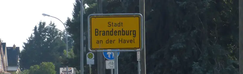 Detektiv Brandenburg an der Havel fotografiert im Einsatz das Ortseingangsschild der Stadt als Einsatzgebiet unserer Detektei.