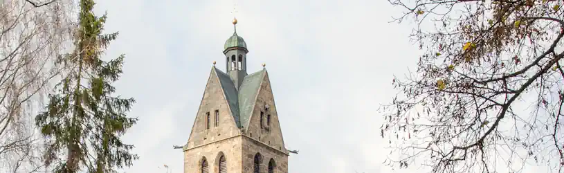 Privatdetektiv Memmingen im operativen Einsatz, symbolisiert durch ein markantes Bauwerk in Memmingen.