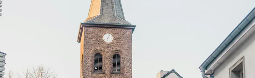 Privatdetektive observieren in Ratingen hier unterhalb der Kirchturmuhr 