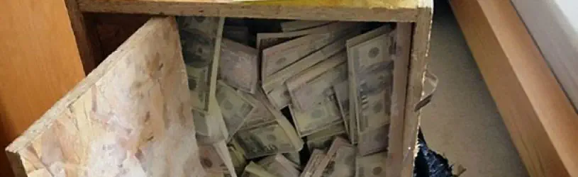 Der Trick mit der Moneybox - ein Diplomat soll die Geldbox bringen. Geldbox voller Dollars, die der Diplomat bringen soll.