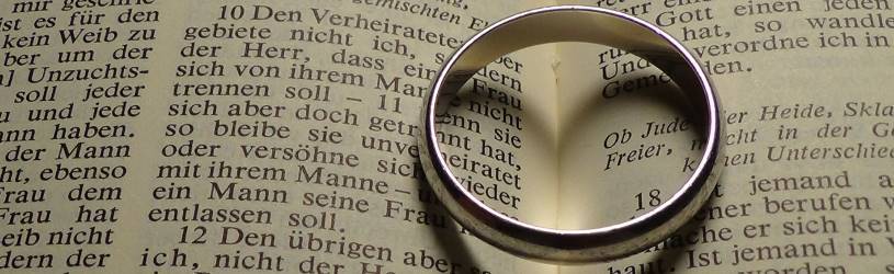 Ehebruch symbolisiert durch abgenommenen Ehering