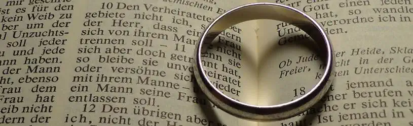 Ehebruch symbolisiert durch abgenommenen Ehering