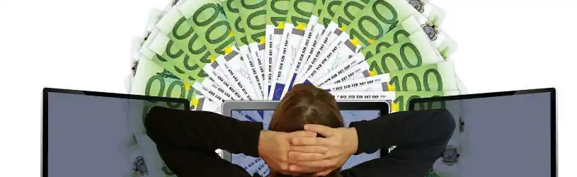 Betrüger versuchen nur an das Geld ihrer Opfer zu gelangen. Fake Profile beim Online-Dating