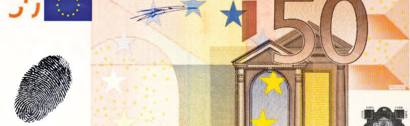 Spezialisten weisen Fingerabdrücke auf Geldscheinen nach.