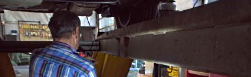 Suche nach GSP Peilsendern im Auto mit einer Endoskop-Kamera