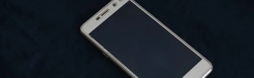 Spezialisten überprüfen Handys auf Wanzen und Schadsoftware