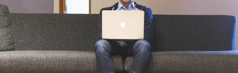 Verändertes Verhalten im Internet und am Handy sind ein Anzeichen von Fremdgehen.