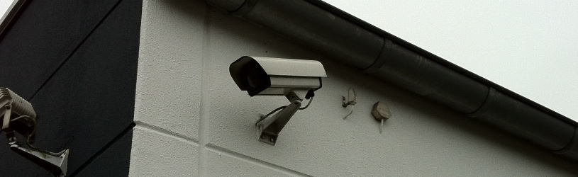 Kameraüberwachung an einem Bürogebäude gegen Einbrecher