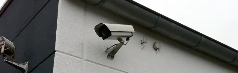 Kameraüberwachung an einem Bürogebäude gegen Einbrecher