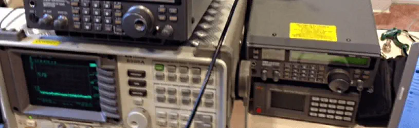 Technische Geräte zur Messung von Signalen aus dem Autoinneren, die auf heimlich installierte Sender und GPS Tracker hinweisen.