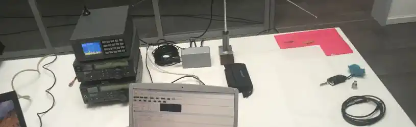 Spezialisten suchen nach Abhörgeräten. Eine Lauschabwehr in München.