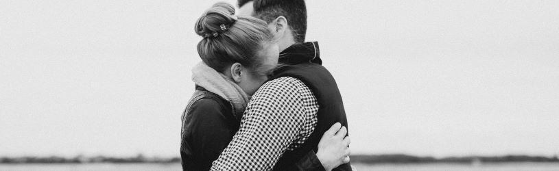 Mann trifft sich heimlich mit einer anderen Frau.