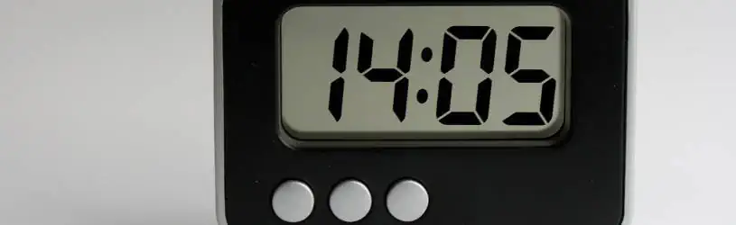 Minikameras werden in Alltagsgegenständen wie diesem Wecker versteckt. Versteckte Minikamera in einem Wecker.