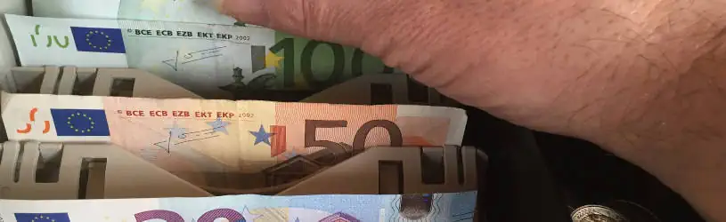 Detektive ermitteln bei Kassendiebstahl Mitarbeiter klaut Geld aus der Kasse - das können Sie als Chef machen