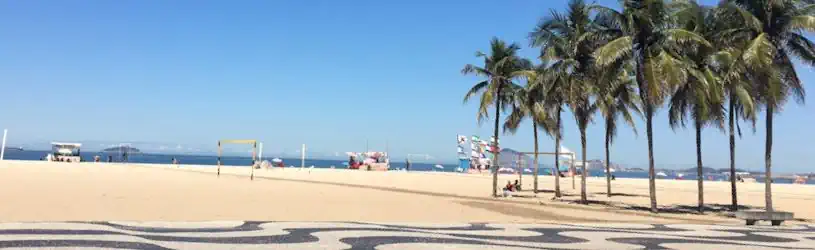 Observation durch Detektive in Brasilien an der Copacabana in Rio de Janeiro