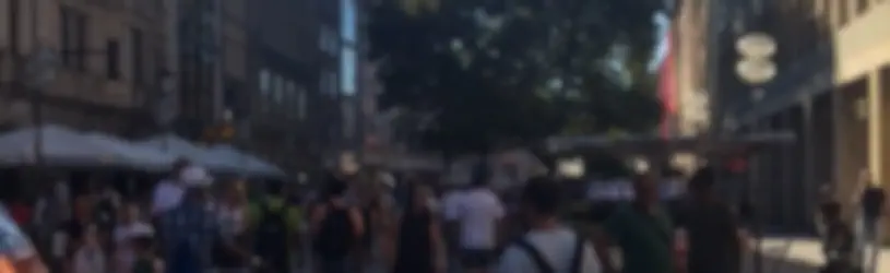 Personensuche in München symbolisiert durch ein anonymisiertes Bild von Menschen, die durch die Stadt laufen.