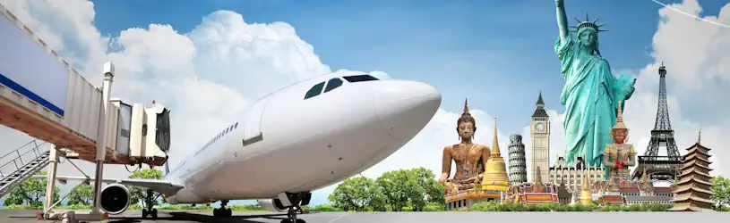 Flugzeug vor internationalen Wahrzeichen wie Freiheitsstatue New York, Eiffelturm Paris, Big Ben London und Schiefem Turm von Pisa als Symbol für weltweite Reisen und internationale Personenüberprüfungen in aller Welt
