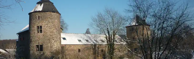 Detektive ermitteln in Ratingen, dargestellt durch ein Symbolbild eines lokalen Bauwerks.