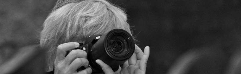 Privatdetektivin observiert mit Kamera