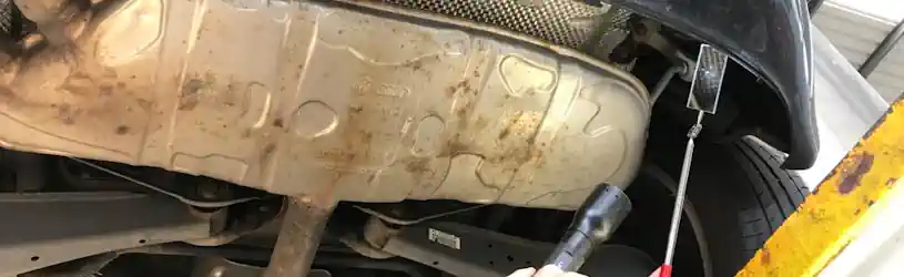 Der Techniker sucht bei einer professionellen Fahrzeugüberprüfung nach Wanzen.