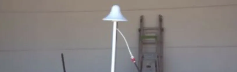 Antenne auf dem Auto bei der Suche nach Peilsendern in Fahrzeugen. Messantenne bei der Suche nach GPS Technik und Abhörgeräten in Fahrzeugen.