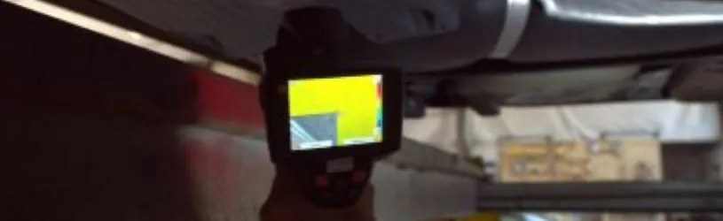 Kamera mit Wärmebildmodus zum Aufspüren von GPS Sendern in Fahrzeugen. Einsatz von Wärmebild-Kamera um GPS-Tracker im Auto. GPS Logger und versteckte Sender finden zu können.