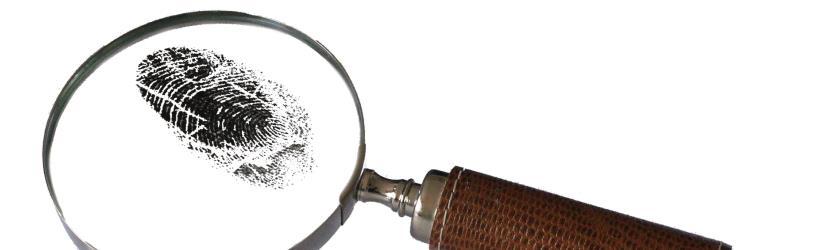 Spezialisten überprüfen Fingerabdrücke