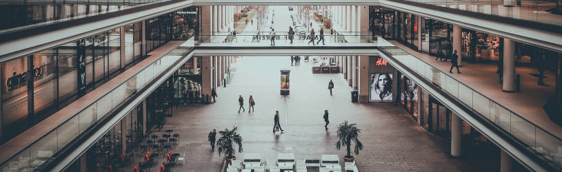 Detektive führen Testkäufe in Geschäften durch.