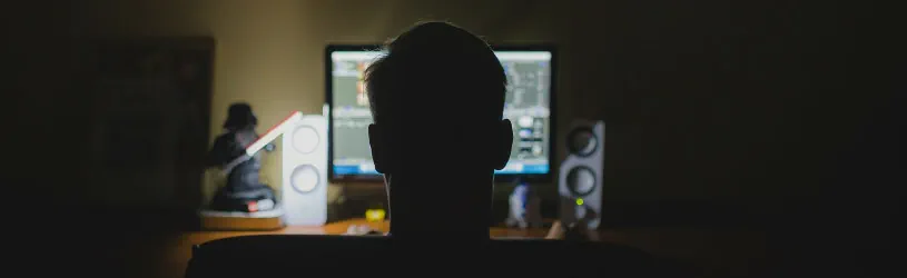 Detektive ermitteln die Identität von online Bekanntschaften. Ist mein virtueller Freund real oder ein Fake?