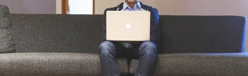 Verändertes Verhalten im Internet und am Handy sind ein Anzeichen von Fremdgehen.