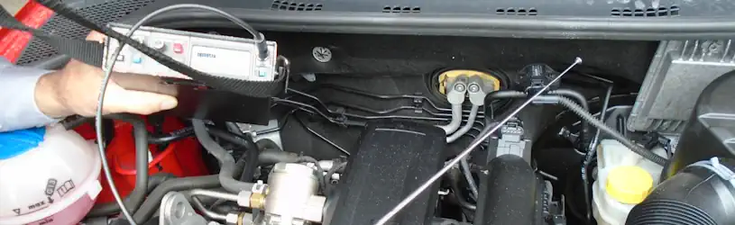 Der Spezialist sucht nach Wanzen im Motorraum.